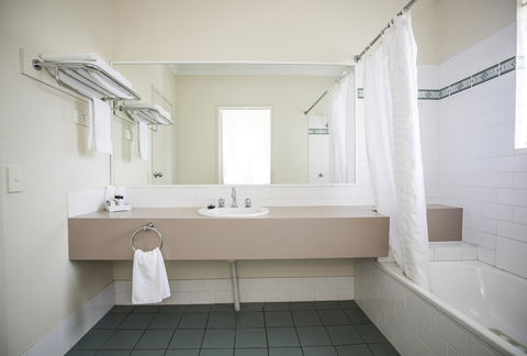 Emerald Maraboon Motor Inn - Accommodation in Bendigo 25