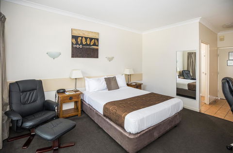 Emerald Maraboon Motor Inn - Accommodation in Bendigo 36