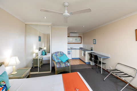Sunlit Waters Studio Apartments - Accommodation in Bendigo 13