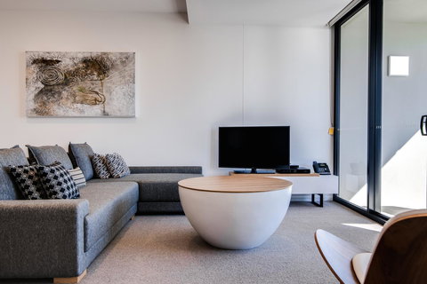 Iconic Kirra Beach Resort - Accommodation in Bendigo 3