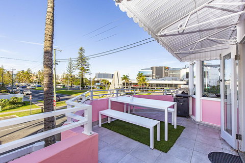 The Pink Hotel Coolangatta - Accommodation in Bendigo 6