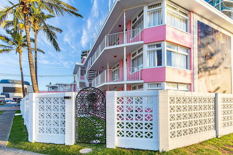 The Pink Hotel Coolangatta - Accommodation in Bendigo 1