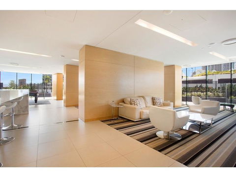 Luxury 3 Bedroom In Heart Of Broadbeach - Accommodation in Bendigo 8