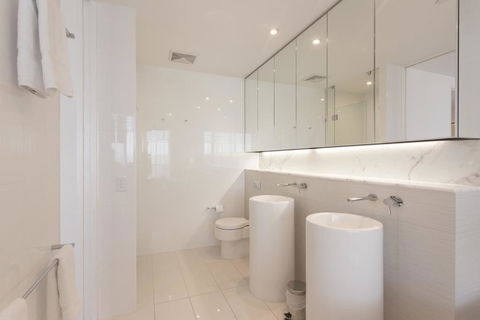 Luxury 3 Bedroom In Heart Of Broadbeach - Accommodation in Bendigo 4
