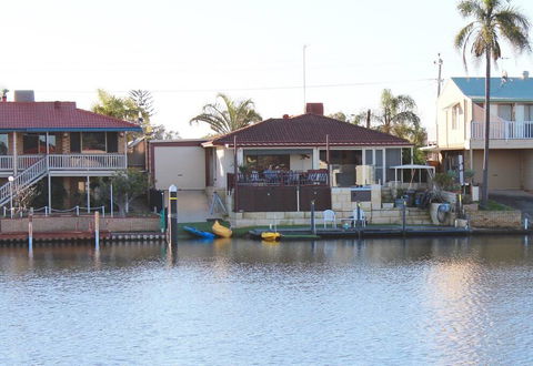 Waterside Resort Style - Accommodation in Bendigo 2