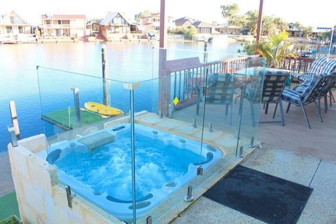 Waterside Resort Style - Accommodation in Bendigo 0