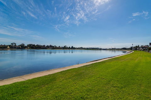West Lakes Townhouse - Accommodation in Bendigo 3