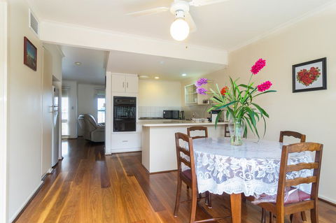 West Lakes Townhouse - Accommodation in Bendigo 2