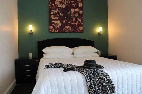 Whale Inn & Restaurant - Accommodation in Bendigo 0