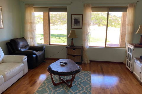 Whispering Palms - Accommodation in Bendigo 3