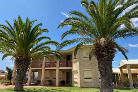 Whispering Palms - Accommodation in Bendigo 0