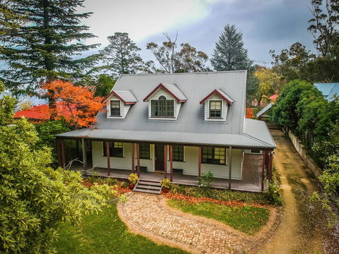 Whispering Pines Cottages - Accommodation in Bendigo 0