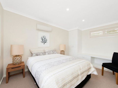 Whispering Sands', 10 Sandy Point Road - Luxury Waterfront Home With Aircon, WIFI & Foxtel - Accommodation in Bendigo 3