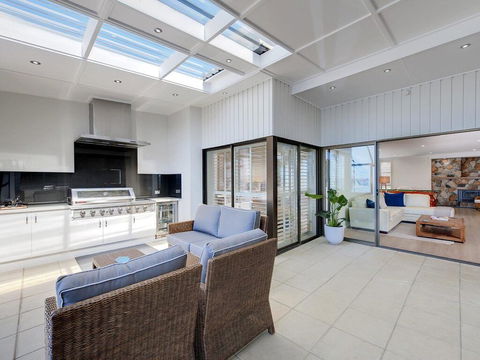 Whispering Sands', 10 Sandy Point Road - Luxury Waterfront Home With Aircon, WIFI & Foxtel - Accommodation in Bendigo 0