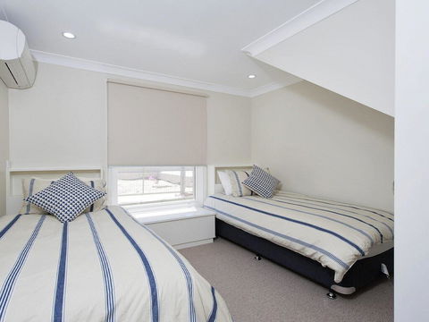Whispering Sands', 10 Sandy Point Road - Luxury Waterfront Home With Aircon, WIFI & Foxtel - Accommodation in Bendigo 2