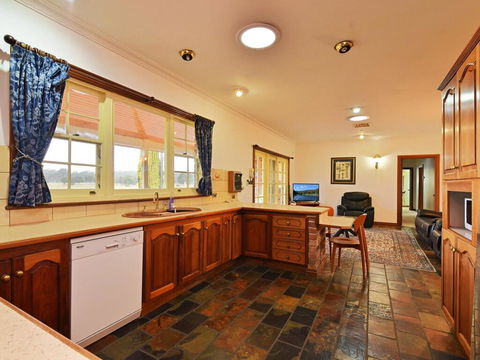 Wine Country Homestead 4-6br House - Accommodation in Bendigo 2