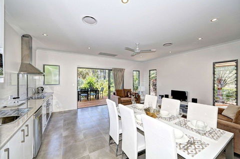 Woodgate Beach Houses - Accommodation in Bendigo 2