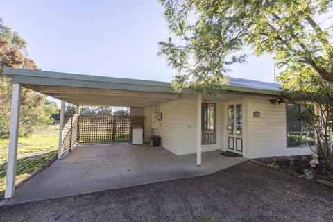 Woongara Cottage - Pet Friendly Country Retreat - Accommodation in Bendigo 3