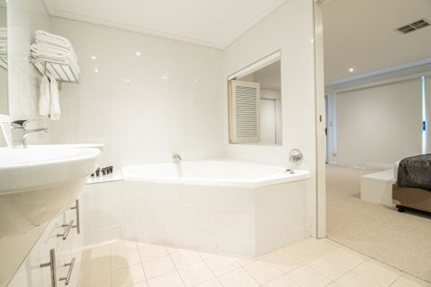 Absolute Beachfront Opal Cove Resort - Accommodation in Bendigo 4