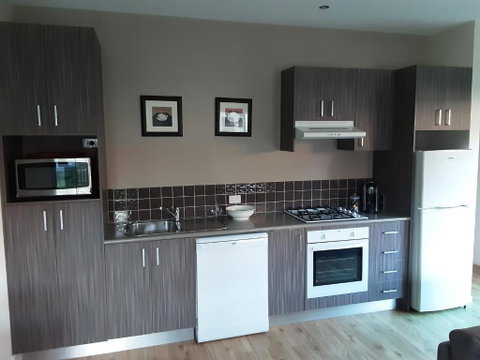 Adelphi Apartment 2- Poolside Or Apartment 2A- King Studio - Accommodation in Bendigo 4
