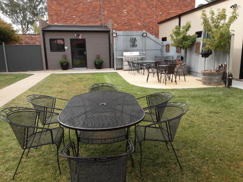 Adelphi Apartment 2- Poolside Or Apartment 2A- King Studio - Accommodation in Bendigo 3