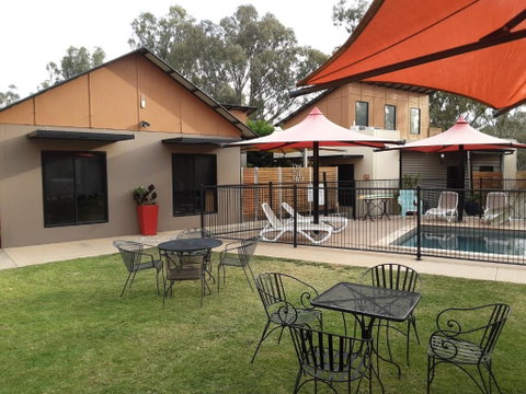 Adelphi Apartment 2- Poolside Or Apartment 2A- King Studio - Accommodation in Bendigo 0