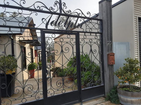Adelphi Apartment 2- Poolside Or Apartment 2A- King Studio - Accommodation in Bendigo 1