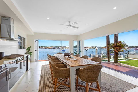 Amazing Canal House With Private Jetty, Gym & Pool - Accommodation in Bendigo 2