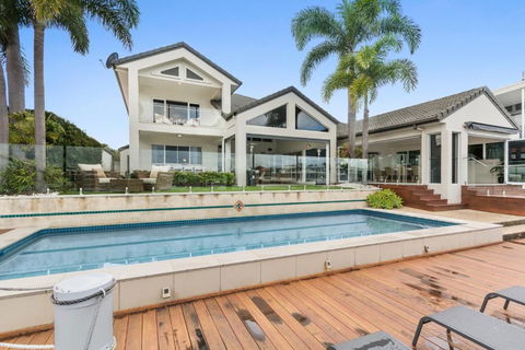 Amazing Canal House With Private Jetty, Gym & Pool - Accommodation in Bendigo 1