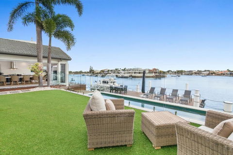 Amazing Canal House With Private Jetty, Gym & Pool - Accommodation in Bendigo 0