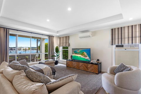 Amazing Canal House With Private Jetty, Gym & Pool - Accommodation in Bendigo 3