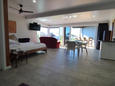 ArtHOUSE Beachfront Accommodation - Accommodation in Bendigo 4