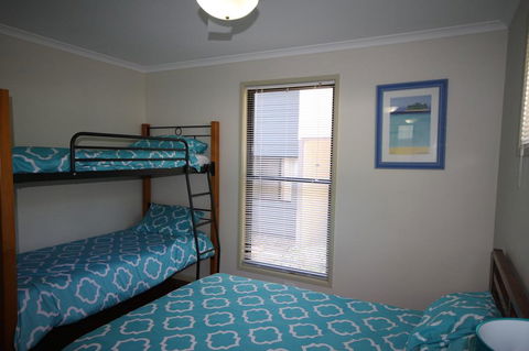 1 Naiad Court - Lowset Family Home With Swimming Pool And Covered Deck. Pet Friendly - Accommodation in Bendigo 0
