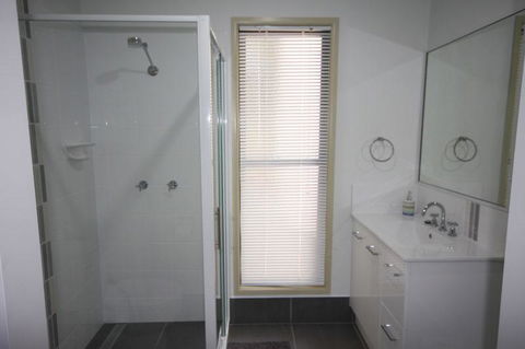 1 Naiad Court - Lowset Family Home With Swimming Pool And Covered Deck. Pet Friendly - Accommodation in Bendigo 3