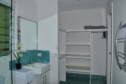 10 Double Island Drive - Modern Family Home, Centrally Located, Swimming Pool & Outdoor Area - Accommodation in Bendigo 2