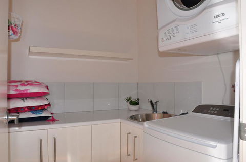 10 Double Island Drive - Modern Family Home, Centrally Located, Swimming Pool & Outdoor Area - Accommodation in Bendigo 3