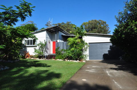 10 Double Island Drive - Modern Family Home, Centrally Located, Swimming Pool & Outdoor Area - Accommodation in Bendigo 0