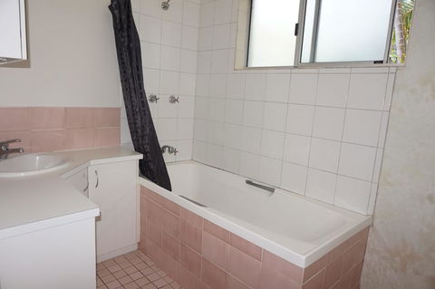 11 Bomburra Court - Rainbow Beach, Comfortable Beach House, Plenty Of Boat Parking - Accommodation in Bendigo 1