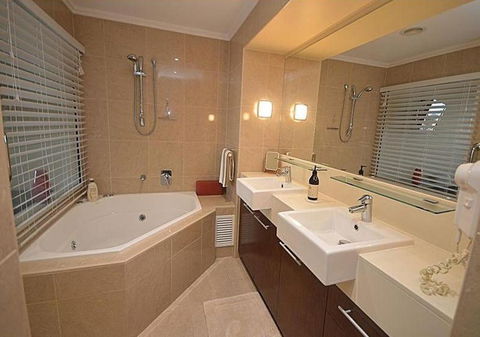 2 BDR/Apt/Foxtel/WiFi/Pool/parking/Spa/Hervey Bay - Accommodation in Bendigo 2
