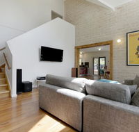 2 Marma Retreat with jacuzzi heated pool pet friendly Foxtel - Accommodation in Bendigo