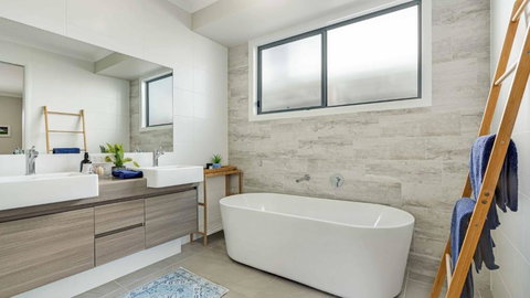 Cabarita Reef House - Pool, Lake, Beach & AC! - Accommodation in Bendigo 3