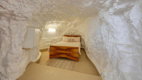 Desert Hideaway - Underground Living - White Cliffs - Accommodation in Bendigo 2