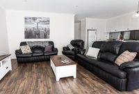 4 Bedroom Inner City Townhouse - SLEEPS 9 