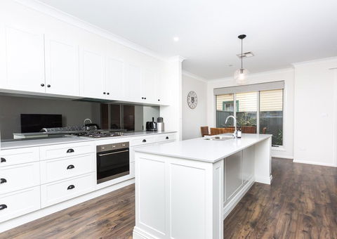 4 Bedroom Inner City Townhouse - SLEEPS 9 !! - Accommodation in Bendigo 1
