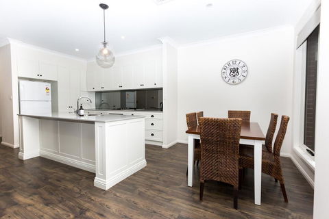 4 Bedroom Inner City Townhouse - SLEEPS 9 !! - Accommodation in Bendigo 3