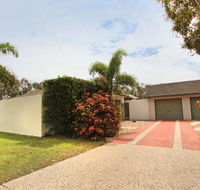 6 Petrie Ave Marcoola Pet Friendly Linen supplied - Accommodation in Bendigo