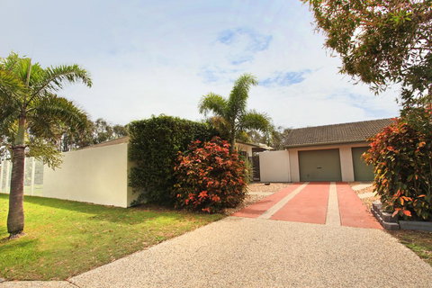 6 Petrie Ave, Marcoola, Pet Friendly, Linen Supplied - Accommodation in Bendigo 0