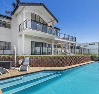 Above and Beyond - Beautiful Home with Pool - Accommodation in Bendigo
