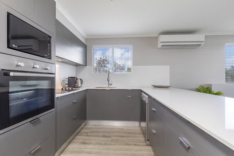 Absolute Beachfront Penthouse, Castaways Beach - Accommodation in Bendigo 3