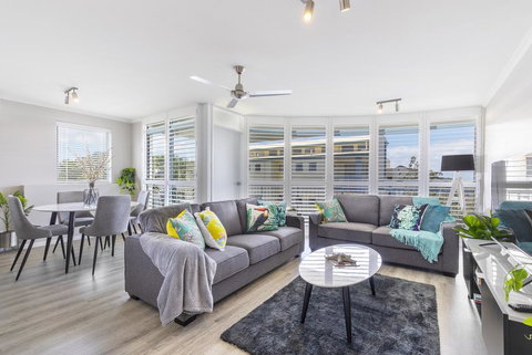 Absolute Beachfront Penthouse, Castaways Beach - Accommodation in Bendigo 0